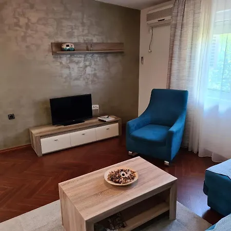 Apolon Apartman *